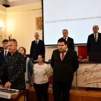Bożonarodzeniowy występ młodzieży z SOSW Zagorzyce na sesji budżetowej Rady Powiatu Miechowskiego