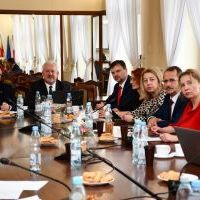 Radni Powiatu Miechowskiego wsłuchują się w wystąpienie starosty