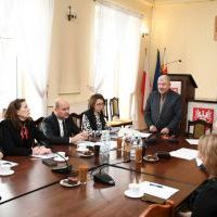 Starosta Jacek Kobyłka prowadzi posiedzenie Powiatowej Rady Rynku Pracy w Miechowie