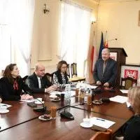 Starosta Jacek Kobyłka prowadzi posiedzenie Powiatowej Rady Rynku Pracy w Miechowie