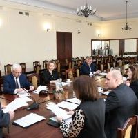 Starosta Jacek Kobyłka wita członków Powiatowej Rady Rynku Pracy w Miechowie