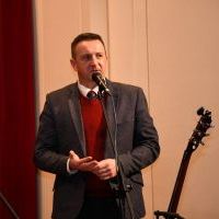 Wicestarosta Paweł Osikowski gratuluje organizacji X Festiwalu Kolęd i Pastorałek ŚDS-&oacute;w w Miechowie