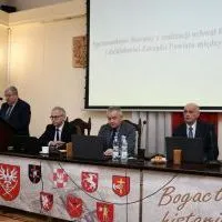 Starosta Miechowski Jacek Kobyłka składa sprawozdanie międzysesyjne