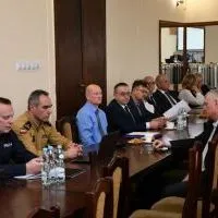 Komendanci służb powiatowych, szefowie jednostek i wydział&oacute;w na sesji Rady Powiatu Miechowskiego