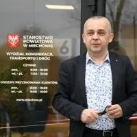 Naczelnik Roman Wąwoźny dziękuje władzom Powiatu Miechowskiego za nowy Wydział Komunikacji, Transportu i Dr&oacute;g