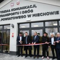 Przecięcie wstęgi na otwarcie Wydziału Komunikacji w Miechowie