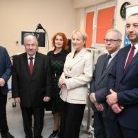 Włodarze województwa i powiatu miechowskiego na otwarciu zmodernizowanej pracowni w miechowskim szpitalu