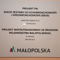 Tablica informacyjna o dofinansowaniu modernizacji pracowni miechowskiego szpitala
