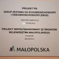 Tablica informacyjna o dofinansowaniu modernizacji pracowni miechowskiego szpitala