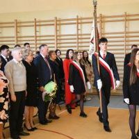 Absolwenci ZS Nr 1 w Miechowie wprowadzają sztandar szkoły