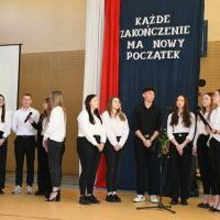 Młodsi uczniowie artystycznie żegnają absolwent&oacute;w ZS Nr 1 w Miechowie