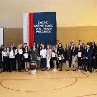 Pamiątkowe zdjęcie na pożegnanie absolwent&oacute;w ZS Nr 1 w Miechowie
