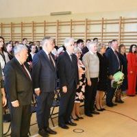 Dyrekcja ZS Nr 1 w Miechowie, włodarze powiatu, goście i nauczyciele na baczność przed sztandarem szkoły