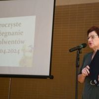 Dyrektor ZS Nr 1 w Miechowie Marzena Samborska żegna absolwentów szkoły