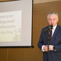 Przewodniczący Rady Powiatu Miechowskiego Krzysztof Świerczek żegna absolwentów ZS Nr 1