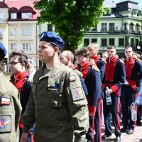 Miechowskie Święto Uchwalenia Konstytucji 3 Maja - młodzież ZS Nr 2 z klasy mundurowej i  w strojach 