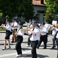 Miechowskie Święto Uchwalenia Konstytucji 3 Maja - orkiestry dęte ze Sławic i Nasiechowic prowadzą uczestników uroczystości