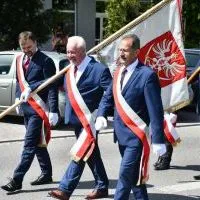 Miechowskie Święto Uchwalenia Konstytucji 3 Maja - poczet sztandarowy Powiatu Miechowskiego na Rynku