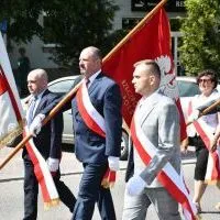 Miechowskie Święto Uchwalenia Konstytucji 3 Maja - poczet sztandarowy Gminy i Miasta Miech&oacute;w na Rynku