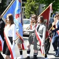 Miechowskie Święto Uchwalenia Konstytucji 3 Maja - poczty sztandarowe ze szk&oacute;ł