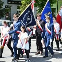 Miechowskie Święto Uchwalenia Konstytucji 3 Maja - poczty sztandarowe r&oacute;żnych szk&oacute;ł i plac&oacute;wek oświatowych