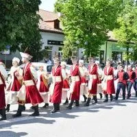Miechowskie Święto Uchwalenia Konstytucji 3 Maja - młodzież zespoł&oacute;w szk&oacute;ł Nr 1 i Nr 2