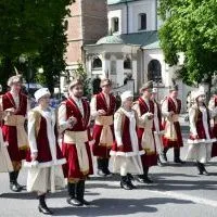 Miechowskie Święto Uchwalenia Konstytucji 3 Maja - polonez w wykonaniu uczni&oacute;w ZS Nr 1 w Miechowie