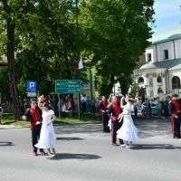 Miechowskie Święto Uchwalenia Konstytucji 3 Maja - walc w wykonaniu uczni&oacute;w ZS Nr 2