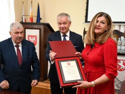Podziękowania za długoletnią pracę dla sekretarz Marii Sztuk