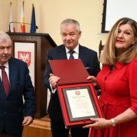 Podziękowania za długoletnią pracę dla sekretarz Marii Sztuk