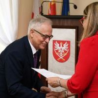 Jan Biesaga odbiera zaświadczenie o wyborze do Rady Powiatu na kadencję 2024-2029