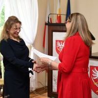 Anna Dr&oacute;żdż odbiera zaświadczenie o wyborze do Rady Powiatu na kadencję 2024-2029