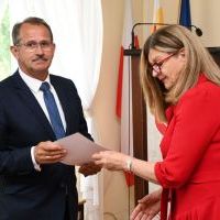 Adam Motyka odbiera zaświadczenie o wyborze do Rady Powiatu na kadencję 2024-2029