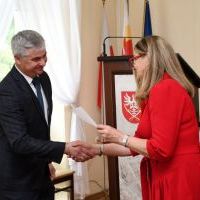 Jacek Podsiadło odbiera zaświadczenie o wyborze do Rady Powiatu na kadencję 2024-2029