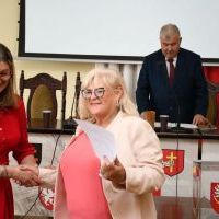 Regina Siudak odbiera zaświadczenie o wyborze do Rady Powiatu na kadencję 2024-2029
