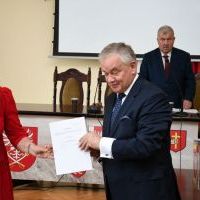 Krzysztof Świerczek odbiera zaświadczenie o wyborze do Rady Powiatu na kadencję 2024-2029