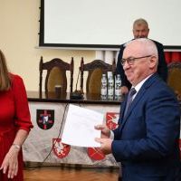 Jan Żebrak odbiera zaświadczenie o wyborze do Rady Powiatu na kadencję 2024-2029