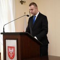 Patryk Natkaniec czyta rotę ślubowania do Rady Powiatu
