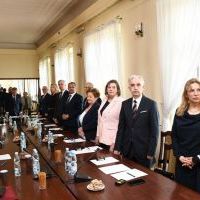 Radni Rady Powiatu Miechowskiego w trakcie odczytywania roty ślubowania