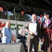 Szymon Płusa wręcza dyplom dla W&oacute;jta Gminy Racławice