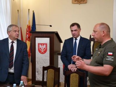 Wojewoda Małopolski Krzysztof Jan Klęczar ze starostami Powiatu Miechowskiego - Krzysztofem Świerczkiem i Jerzym Pułką