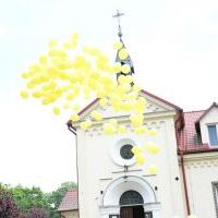 Pola Nadziei 2023/2024 - ż&oacute;łte baloniki puszczone w powietrze