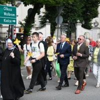 Pola Nadziei 2023/2024 - barwny korowód ze Starostą Miechowskim Krzysztofem Świerczkiem