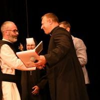 Pola Nadziei 2023/2024 - proboszcz jędrzejowskich Cystersów uhonorowany statuetką miechowskiego hospicjum