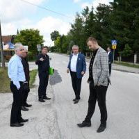 Zarząd Powiatu Miechowskiego omawia z dyr. Zarządu Dr&oacute;g koncepcje budowy chodnika w Książu Małym