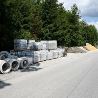 Droga powiatowa w centrum Kozłowa w trakcie przebudowy