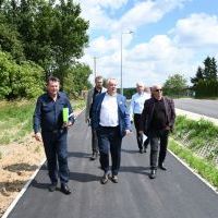 Zarząd Powiatu Miechowskiego na rozbudowanej drodze powiatowej Zygmunt&oacute;w-Opacz