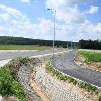 Rozbudowana droga powiatowa Zygmunt&oacute;w - Opacz z ciągiem pieszo-rowerowym