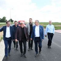 Zarząd Powiatu Miechowskiego na rozbudowywanej drodze powiatowej Zygmunt&oacute;w - Opacz