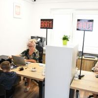 Mieszkanka Krzeszowic z synem wyrabiają paszporty w Miechowie